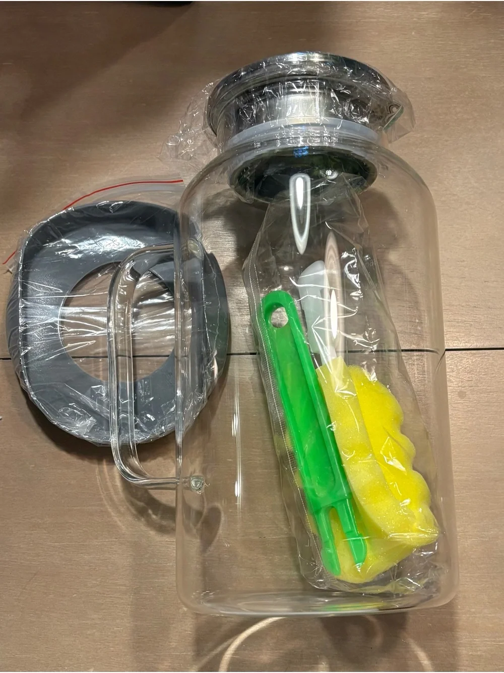 4/68 oz. Glass Pitcher with handle, lid & silicone removable base. New in Box NW